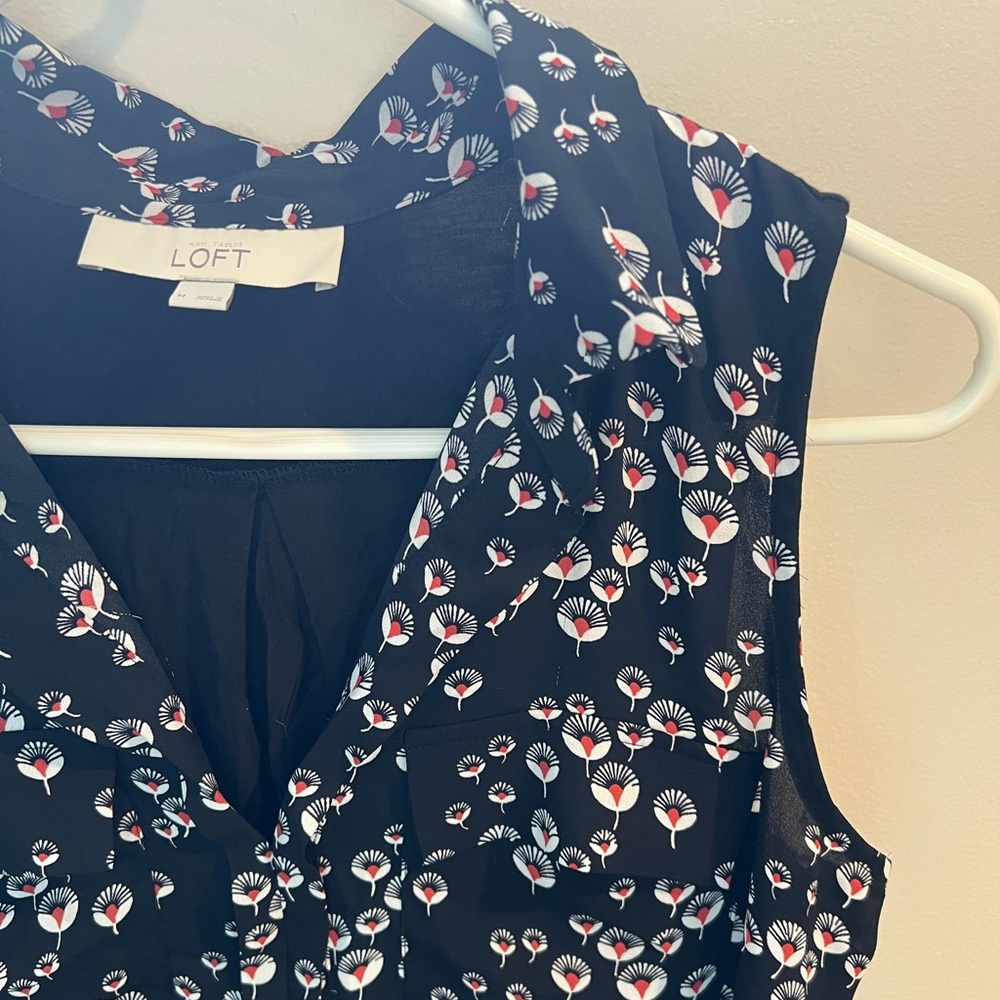 🛑SALE🌻 Loft black and white and red floral sleeveless blouse
